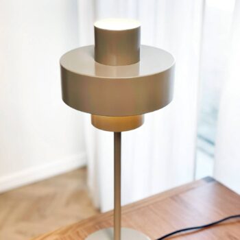 Dyberg Larsen stolová lampa Stoke, sivá, výška 49,5 cm