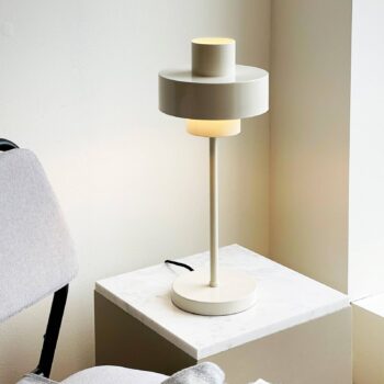 Dyberg Larsen stolová lampa Stoke, tmavo biela, výška 49,5 cm