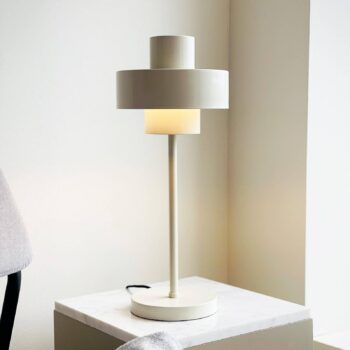 Dyberg Larsen stolová lampa Stoke, tmavo biela, výška 49,5 cm