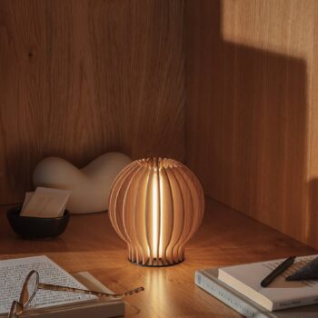 EVA Solo LED dobíjacia stolová lampa Radiant, svetlé drevo, Ø 14 cm, USB