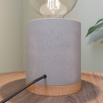 Envostar Jasper stolová lampa, betón/dubové drevo
