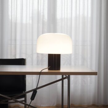 FLOS Bellhop Glass T stolová lampa, čokoládovo hnedá, výška 34 cm