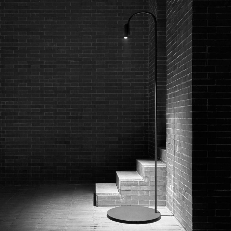 FLOS Caule Floor 4 vonkajšia lampa 2 700 K čierna FLOS Caule Floor 4 vonkajšia lampa 2 700 K čierna