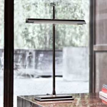 FLOS Goldman – stolná lampa s USB, dymová sivá