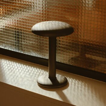 FLOS Gustave stolová LED lampa, batéria 927 hliník