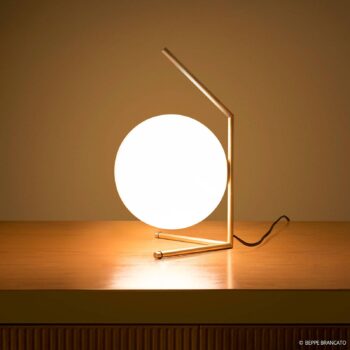 FLOS IC T1 Nízka dizajnová stolová lampa mosadznej farby