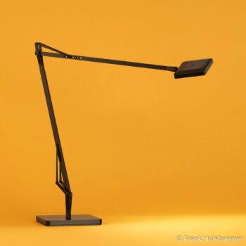 FLOS Kelvin Edge čierna LED lampa na písací stôl