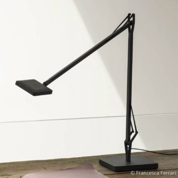 FLOS Kelvin Edge čierna LED lampa na písací stôl