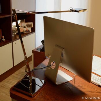 FLOS Kelvin – stolná lampa LED v antracitovej