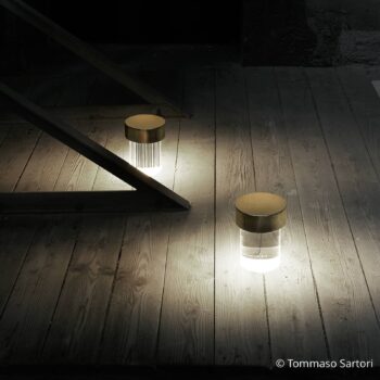 FLOS LED dobíjacia stolová lampa Last Order, rebrovaná, zlatá, IP20