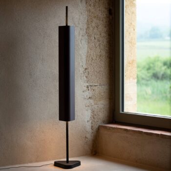 FLOS LED stojacia lampa Emi, tmavo červená, stmievateľná, výška 170 cm