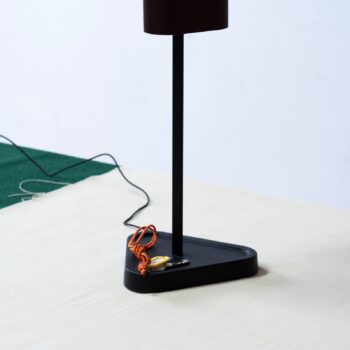 FLOS LED stolová lampa Emi, tmavo červená, stmievateľná, výška 114 cm