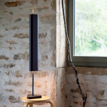 FLOS LED stolová lampa Emi, tmavomodrá, stmievateľná, výška 114 cm