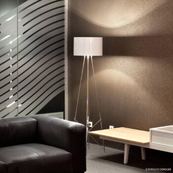 FLOS RAY F2 - Stojacia lampa s bielym tienidlom