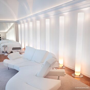 FLOS Stylos stojaca lampa v tvare valca, výška 200 cm