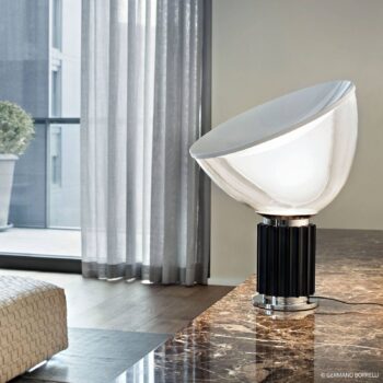 FLOS Taccia small – stolná LED lampa, čierna