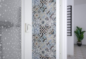 FORTE - Sprchová zástena DOMINO - Farba rámu zásteny - Plast biely, Rozmer A - 100, Smer zatváranie - Univerzálny Ľavé / Pravé, Výplň - Polystyrol 2,2 mm (acrilico), Výška - 185 BSDOM10P