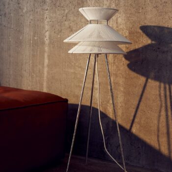 FRANDSEN Stojacia lampa Kiku, kov, ľan, biela, výška 90 cm