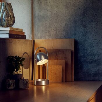 FRANDSEN Stolová LED lampa Ball Portable, hliník brúsený