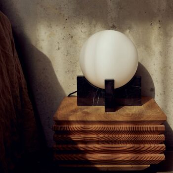 FRANDSEN Stolová lampa Hito, mramor, sklo, E14, výška 19,5 cm