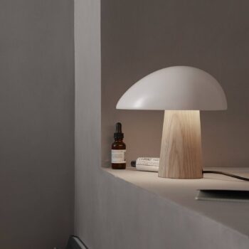 FRITZ HANSEN Night Owl stolová lampa dym/jaseň