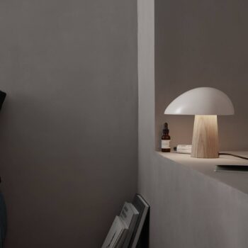 FRITZ HANSEN Night Owl stolová lampa dym/jaseň