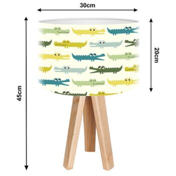 Farebná stolová lampa do detskej izby krokodíl s drevom
