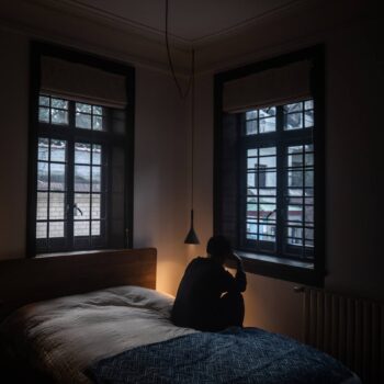 Foscarini Aplomb Mini závesná lampa z betónu, sivá