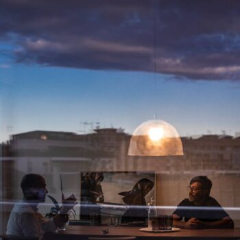 Foscarini Bump závesná lampa biela s efektom mrazu