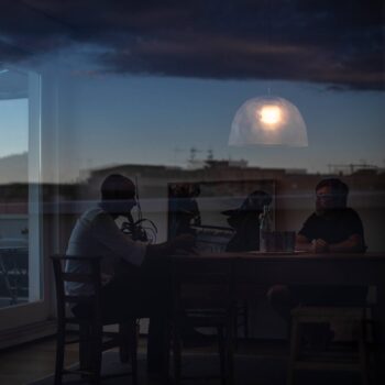 Foscarini Bump závesná lampa biela s efektom mrazu