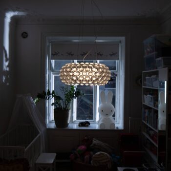 Foscarini Caboche Plus media závesná stmieva sivá
