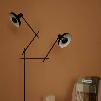 GRUPA Arigato stojaca lampa, 2-plameňová, čierna