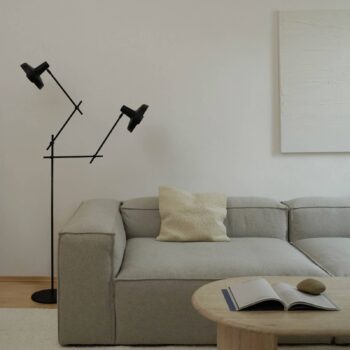 GRUPA Arigato stojaca lampa, 2-plameňová, čierna