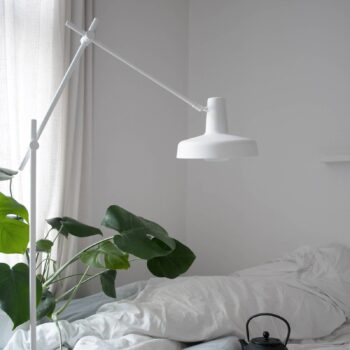 GRUPA Arigato stojaca lampa, 3-dielne rameno biela