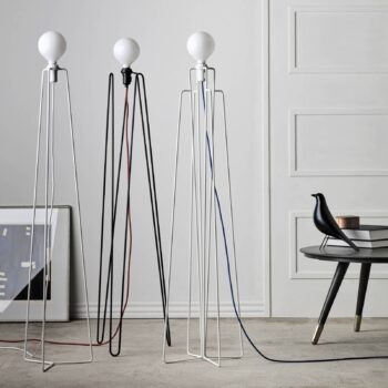 GRUPA Model M2 LED stojacia lampa čierna, červený kábel