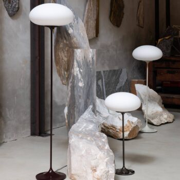 GUBI Stemlite stojaca lampa čierno-červená 150 cm