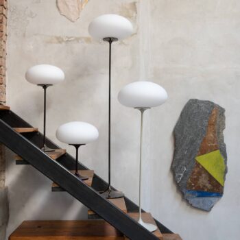 GUBI Stemlite stojaca lampa čierno-chrómová 150 cm
