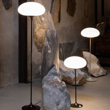 GUBI Stemlite stojaca lampa, sivá, 110 cm