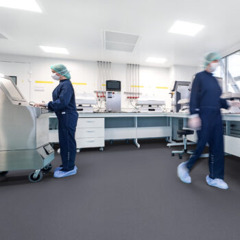 Gerflor Vinylový modulový štvorcový diel R-Tile 7015 Tmavosivý - 50,3x50,3 cm