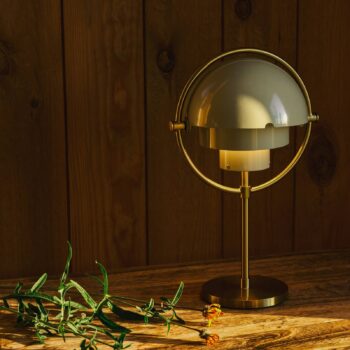 Gubi Stolová lampa Multi-Lite, mosadz/sivá, výška 30 cm