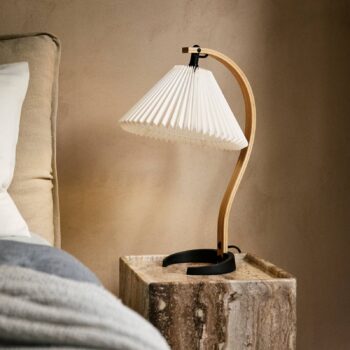 Gubi stolová lampa Timberline, drevo/biela, ľan, V 50 cm