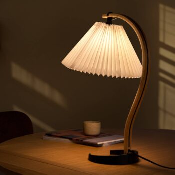 Gubi stolová lampa Timberline, drevo/biela, ľan, V 50 cm