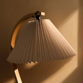 Gubi stolová lampa Timberline, drevo/biela, ľan, V 50 cm