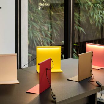 HAY LBM stolová LED lampa so stmievačom, červená