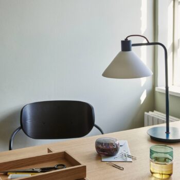 HÜBSCH Bodová stolová lampa, modrá, biela, sklo, železo, E27