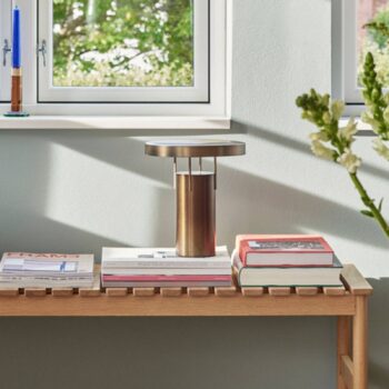 HÜBSCH LED dobíjacia stolová lampa BringMe leštená mosadz, oceľ