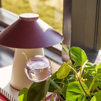 HÜBSCH Stolná lampa Chipper, biela, vínová červená, železo