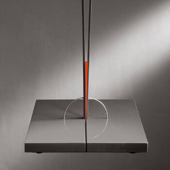 Ingo Maurer Ilios – stojaca lampa striebro