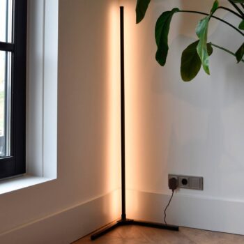 Inteligentná LED stojacia lampa Calex s diaľkovým ovládaním RGBW
