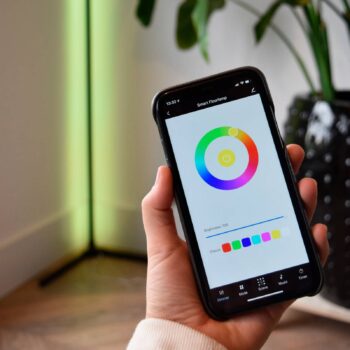 Inteligentná LED stojacia lampa Calex s diaľkovým ovládaním RGBW